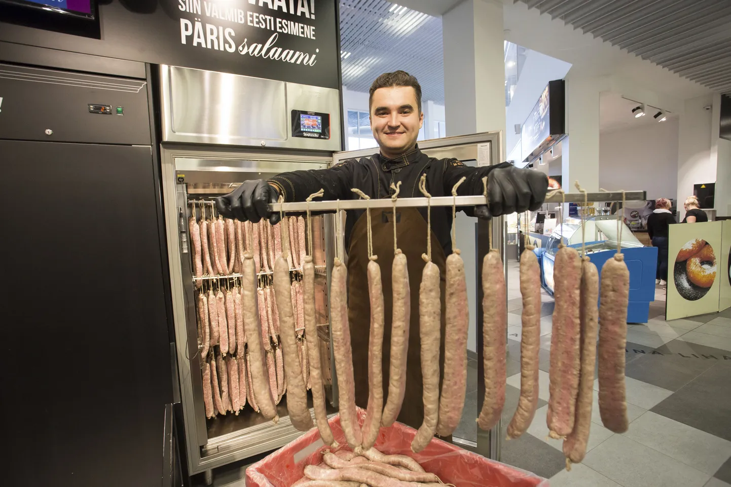 Matsimoka lihatööstuse salaamispets Sten Inno paigutas eile nende Põhjakeskuses asuva müügileti kliimakappi 90 kilogrammi värskelt seotud salaamivorste, mis saavad söögikõlblikuks kahe nädala pärast.