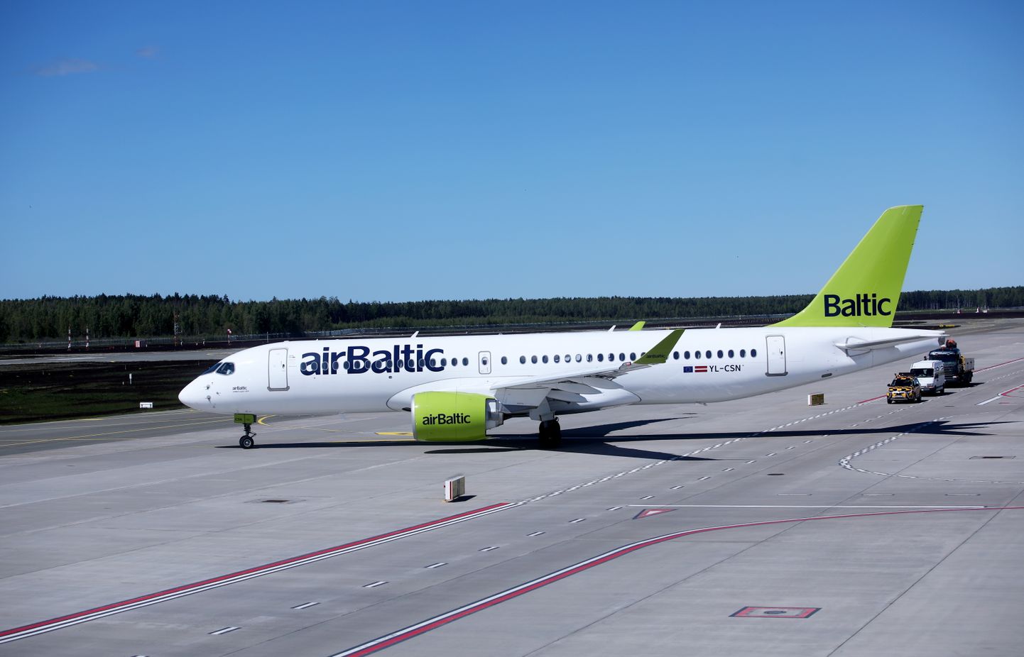 Lidsabiedrības "airBaltic" lidmašīna starptautiskajā lidostā "Rīga". Ilustratīvs attēls.