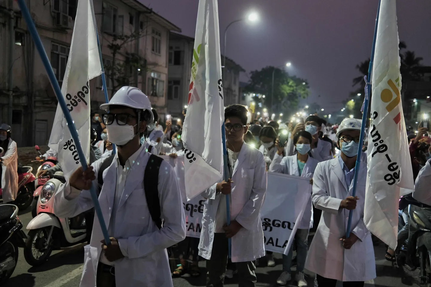 Myanmari meedikud meelt avaldamas.