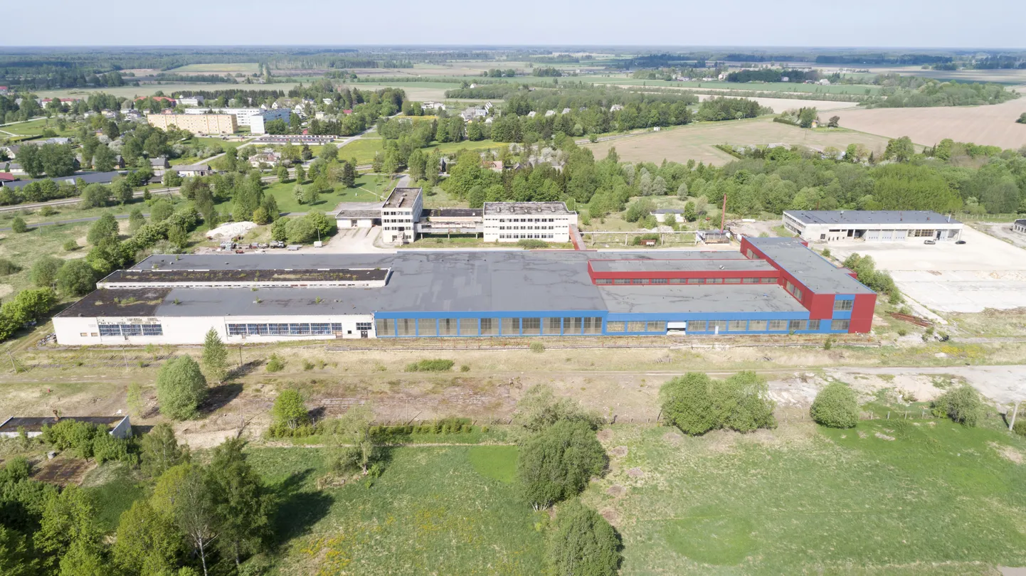 Võhma endise lihakombinaadi tootmishoone on suuremalt jaolt elementmaju valmistava osaühingu Scanhus päralt. Ettevõtte allüürilisena teeb osaühing Ballelstar sealsamas kümblustünne. Lihakombinaadi neljakorruseline administratiivhoone seisab tondilossina. Endisesse töökojahoonesse kavandatakse veomasinate hooldust ja ehitust. Endises tapamajas tegutseb osaühing MPE Baltic, kes valmistab samuti elementmaju.