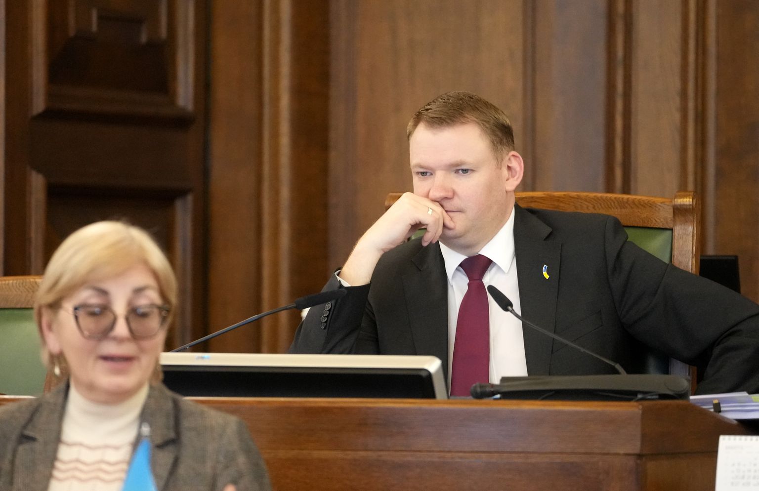 Saeimas priekšsēdētājs Edvards Smiltēns piedalās Saeimas ārkārtas sēdē, kurā pēc teju 24 stundu debatēm tika pieņemts 2023. gada budžeta likumprojekts.