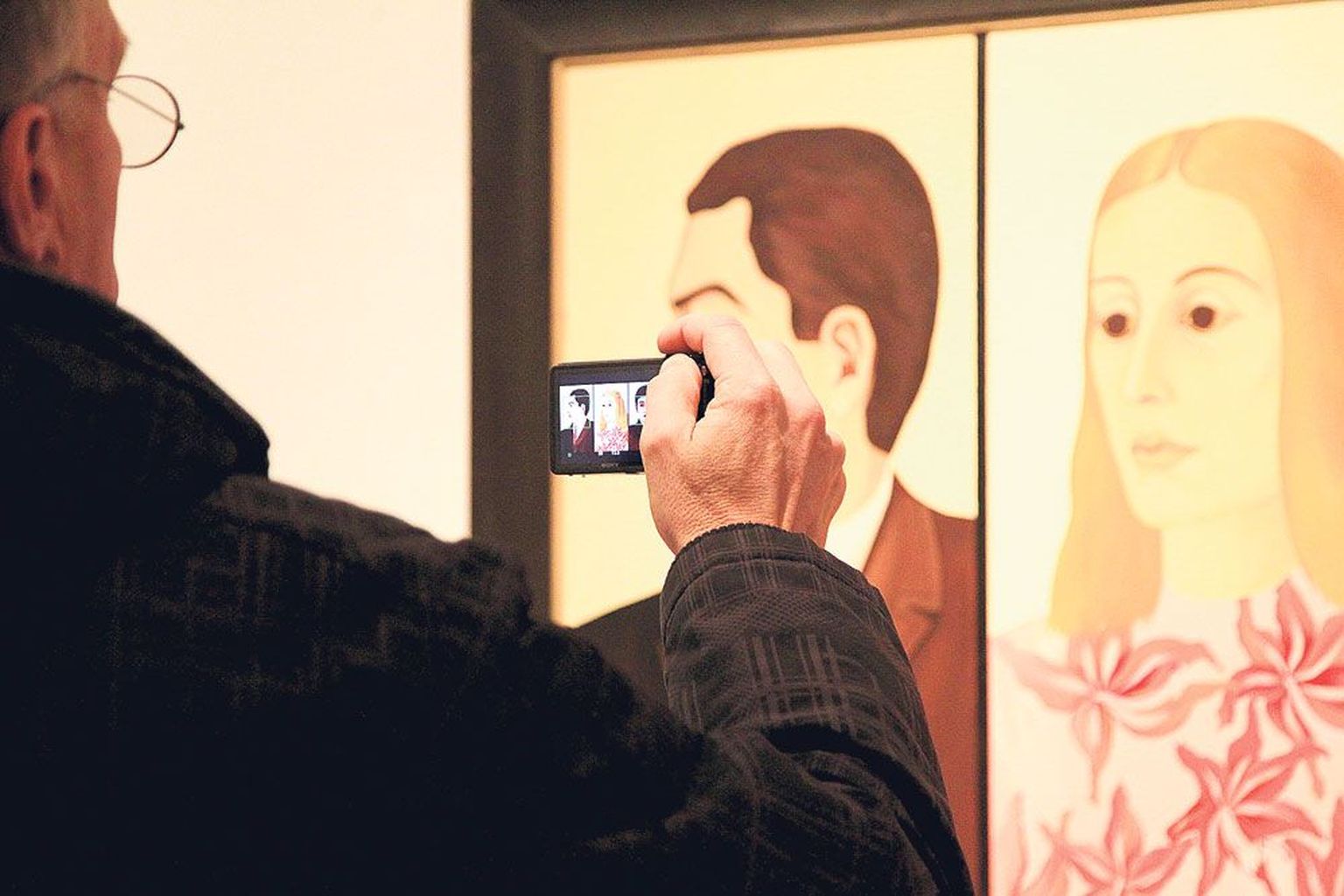 Vanemapoolne näitusekülastaja pildistab Malle Leisi (74) maali «Noored inimesed» (1969, õli, lõuend).