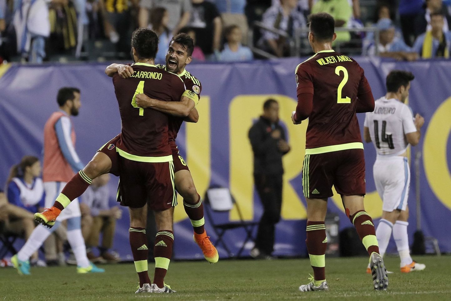 Venetsueela mängijad rõõmustamas väärt võidu üle.