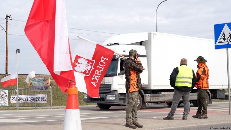Польские фермеры протестуют против импорта сельхозпродукции из Украины и блокируют проезд украинских грузовиков (27 февраля 2024 года)