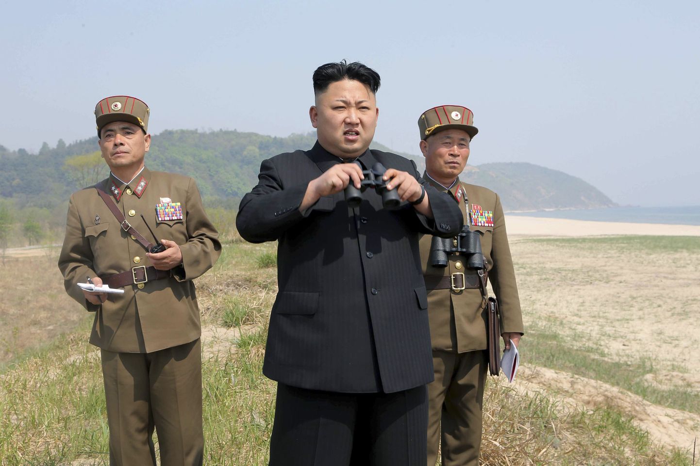 Põhja-Korea liider Kim Jong-un (keskel) jälgimas aprillikuiseid sõjaväeõppusi.