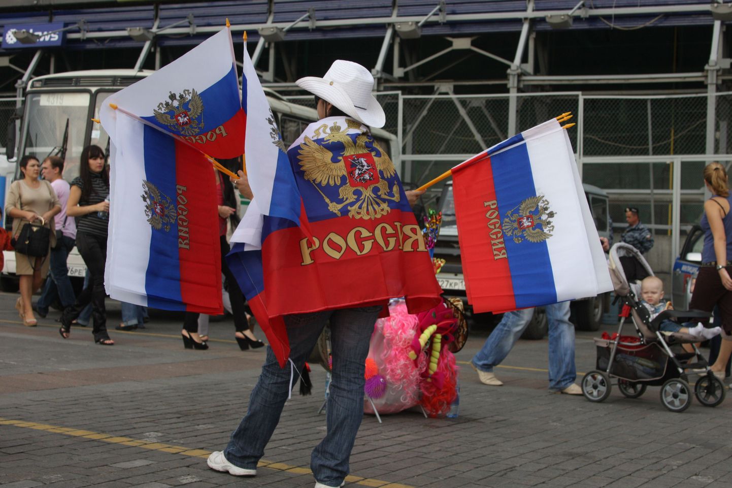 Vene Föderatsiooni lippude müüja Moskvas Manežnaja väljakul.