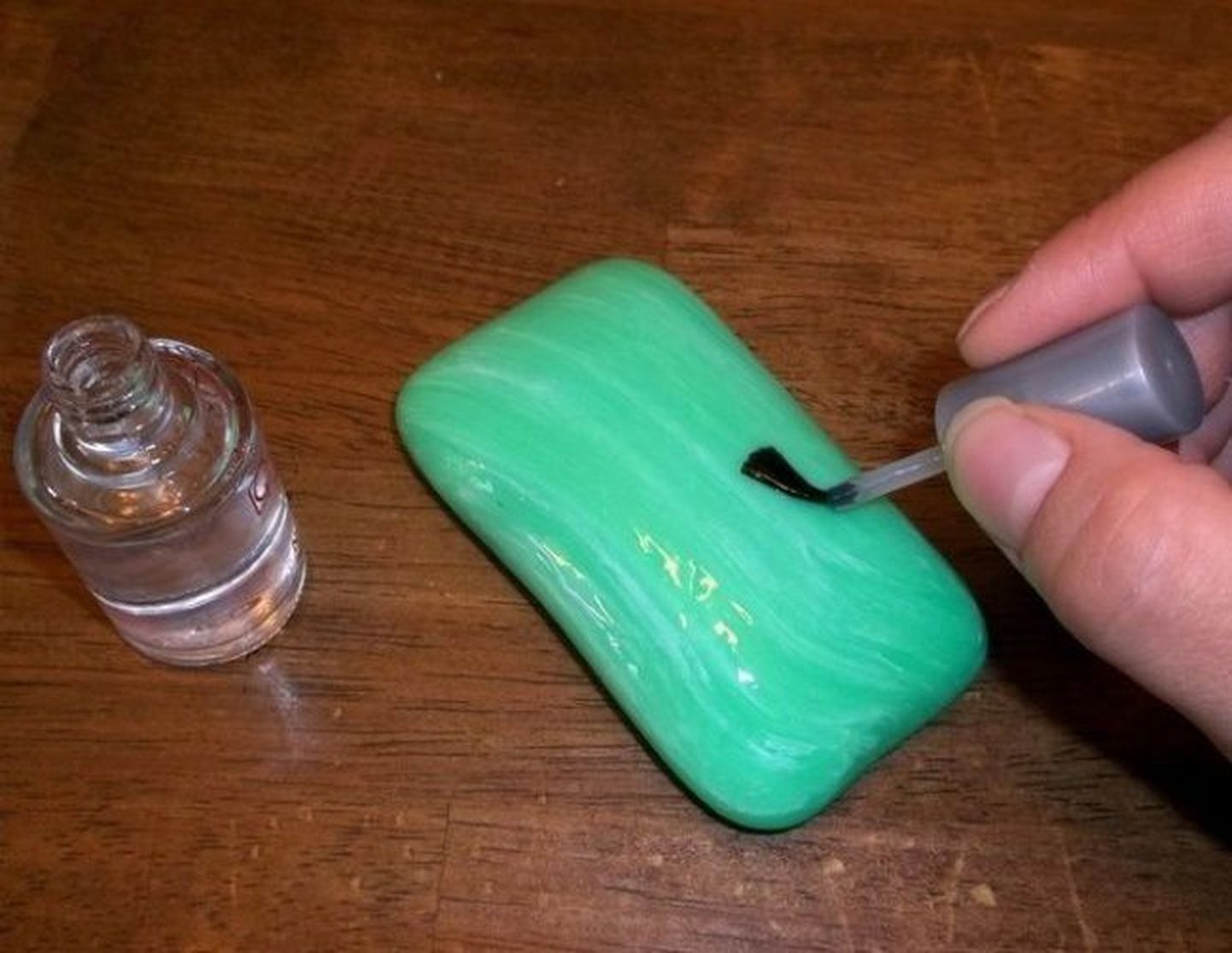 Классический, но такой необходимый прием на 1 апреля: покрыть мыло прозрачным лаком для ногтей, для того чтобы оно не пенилось.