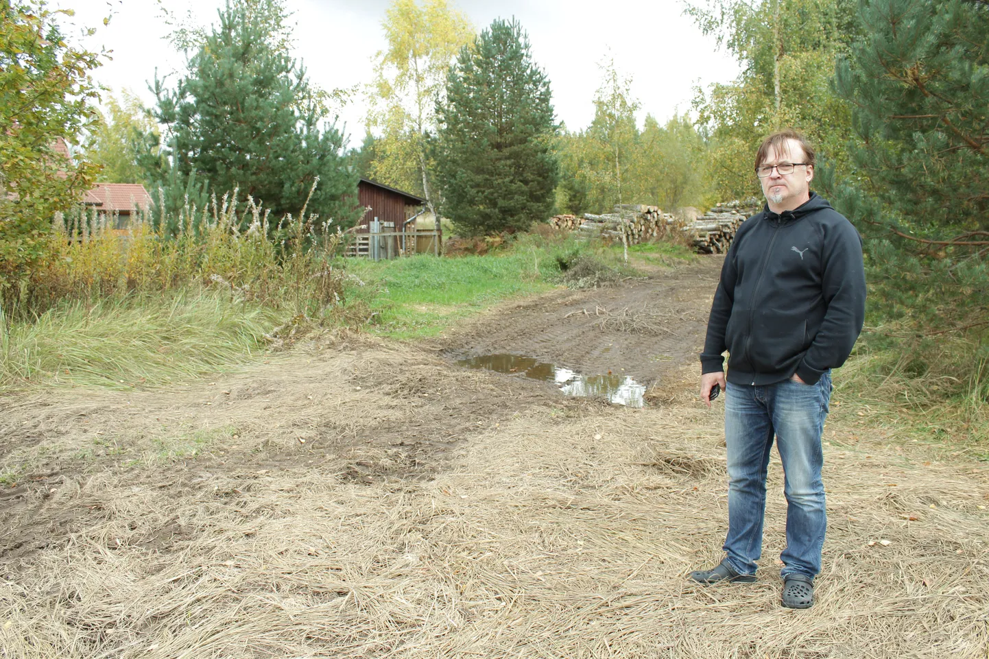 «Mul on kodukontor siin. Tahan lahtise akna juures tööd teha, aga ei saa,» ütles Toogi tänava elanik Armin Aramaa, kes ei soovi oma maja läheduses tööde peatamist, küll aga leiab, et neid saaks teha mõistlikumalt. Pildil seisab ta oma kodu lähedale jääva tee ääres, mille kaudu linn metsast palke välja veab ja neid taamale ladustab.