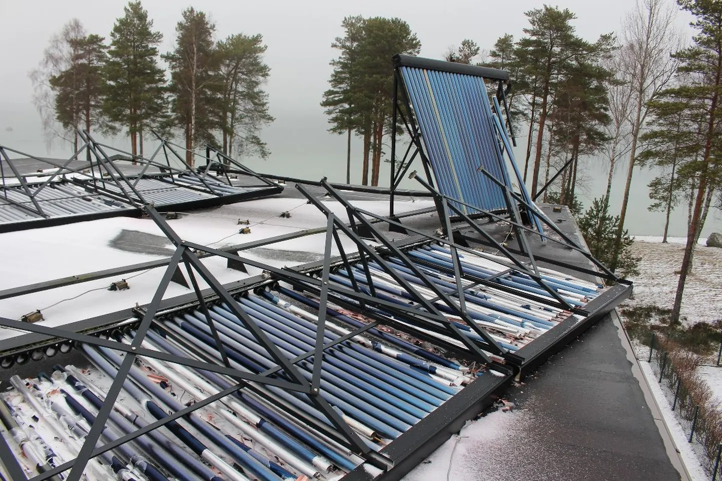 Tormist räsitud päikesepaneelid.