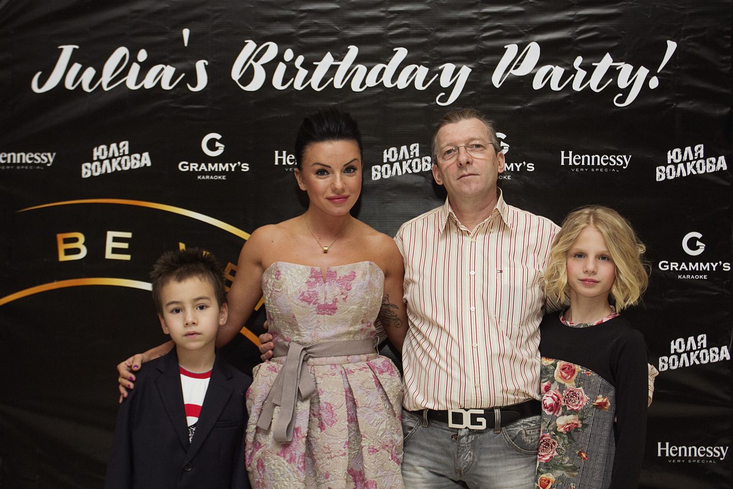Юлия Волкова с отцом, бизнесменом Олегом Волковым, дочерью Викторией и сыном Самиром.