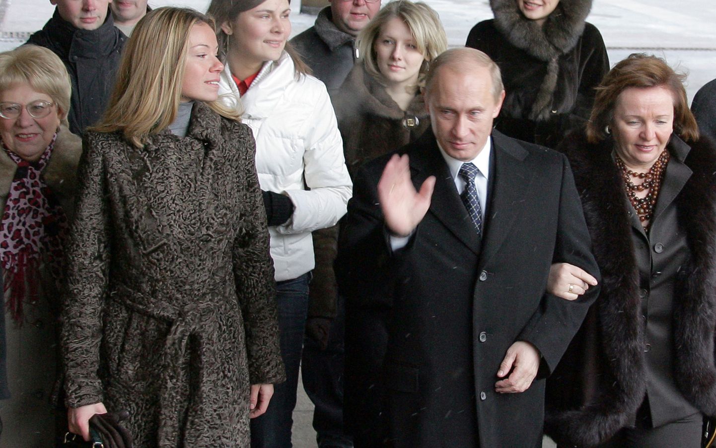 Vladimirs Putins ar sievu Ludmilu un meitu Mariju (otrā no kreisās) 2007. gadā