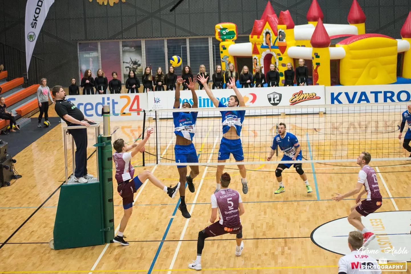 Järvamaa võrkpalliklubi ameeriklastest leegionärid Relyea Dixon Speller (vasakul) ja Jacob Schmiegelt blokeerivad kindlalt vastaste rünnaku.