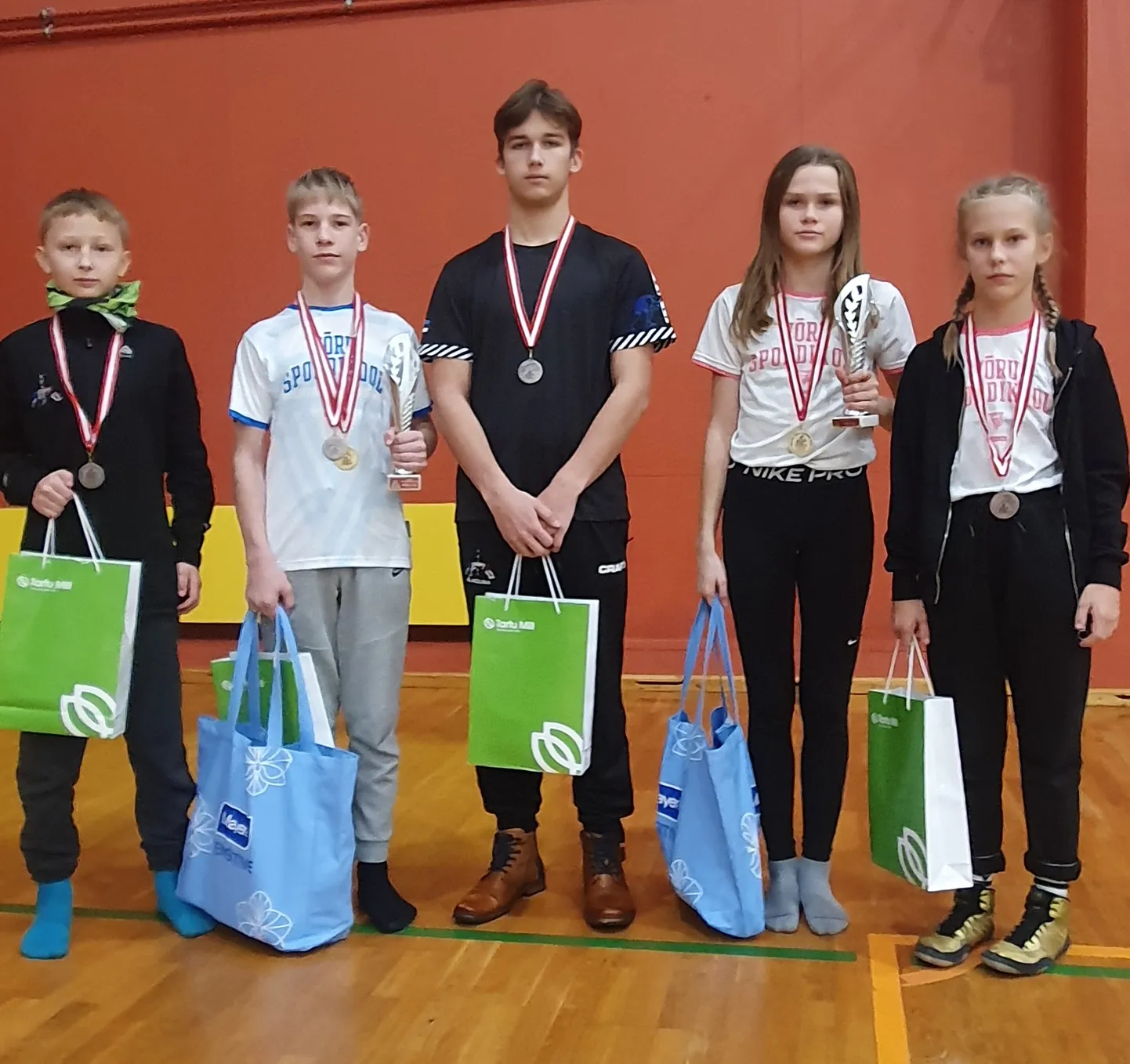 Tublid maadlejad (vasakult): Sander Visnapuu, Henri Pihlapuu, Sven Saarmann, Sara Väljan ja Helena Pihlapuu.