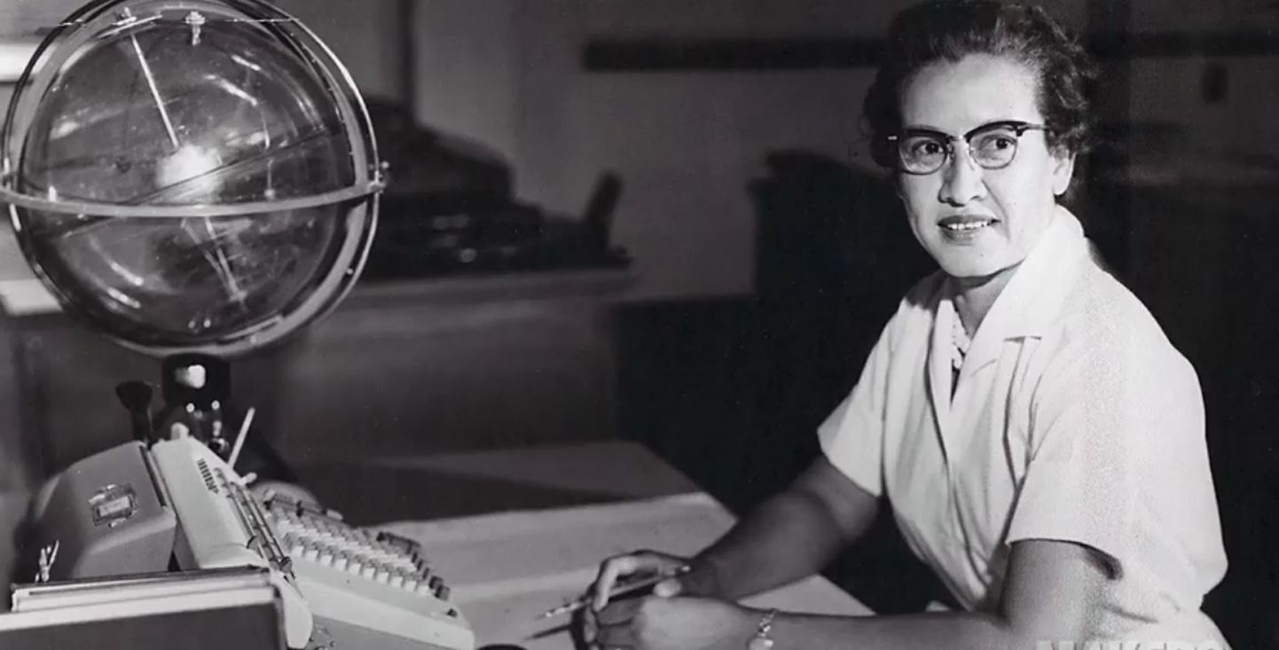 NASA matemaatik Katherine Johnson 1960. aastatel oma töölaua taga