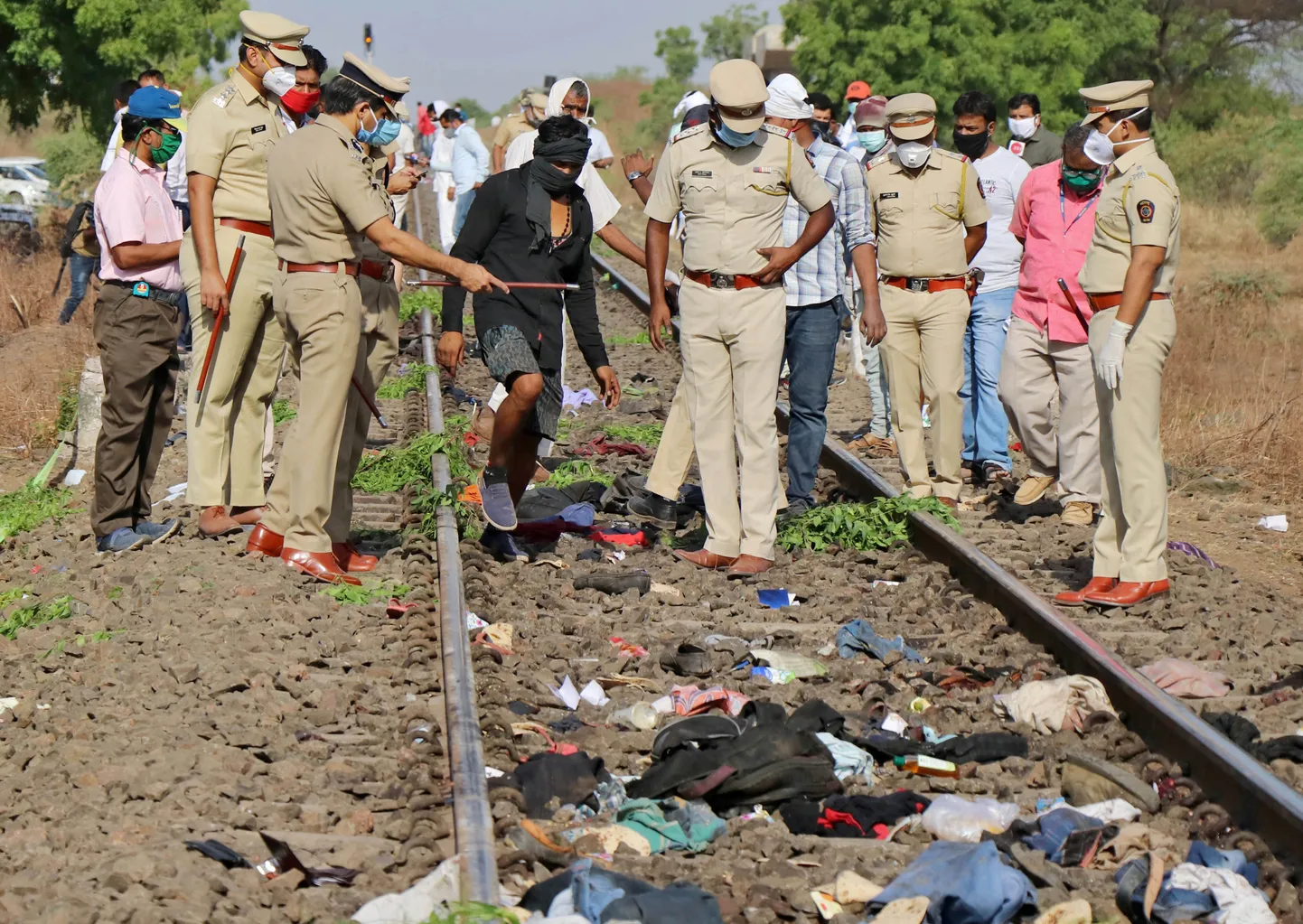 Indijā vilciens nobrauc 16 uz sliedēm gulošus cilvēkus. Attēls no notikuma vietas