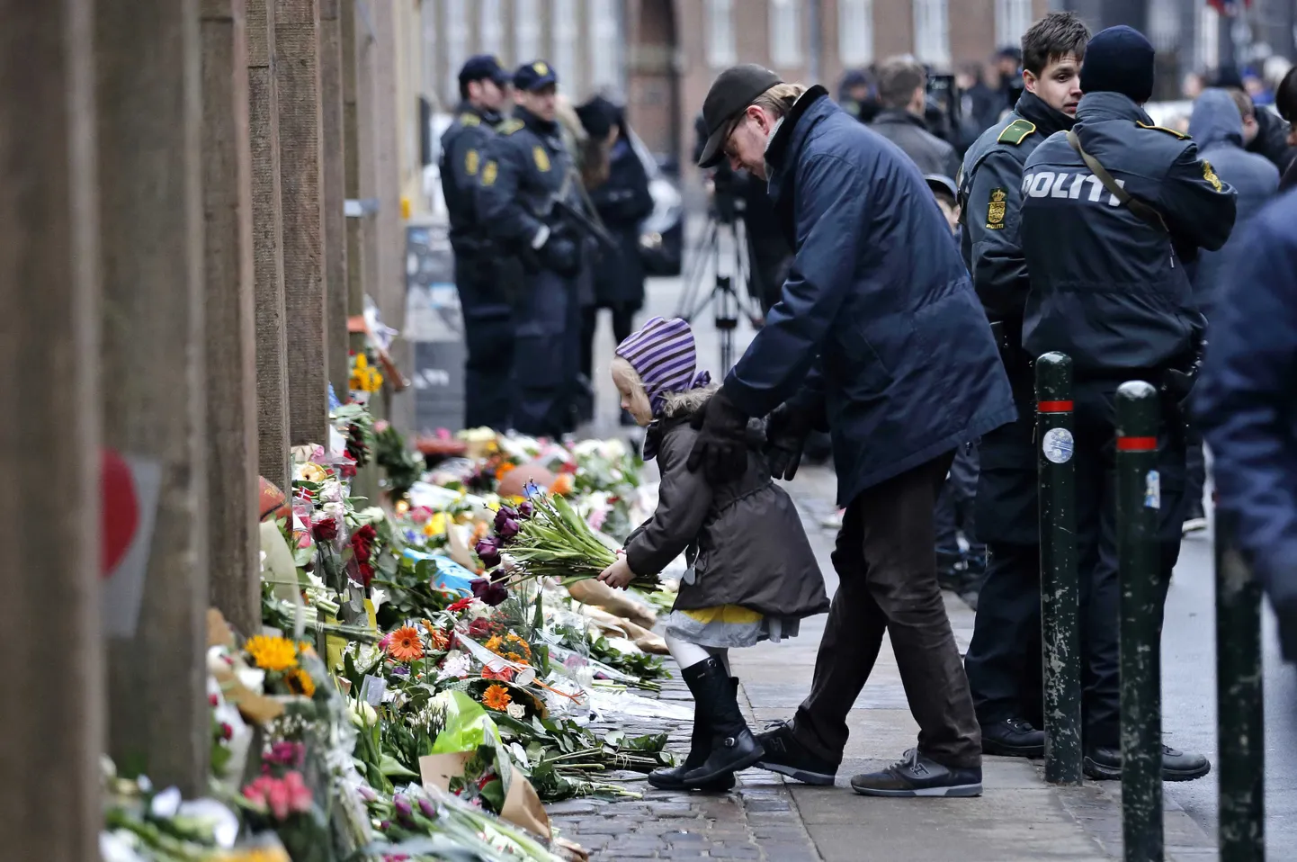 Inimesed toovad traagilise sündmuse asupaika Kopenhaageni sünagoogi juures lilli.