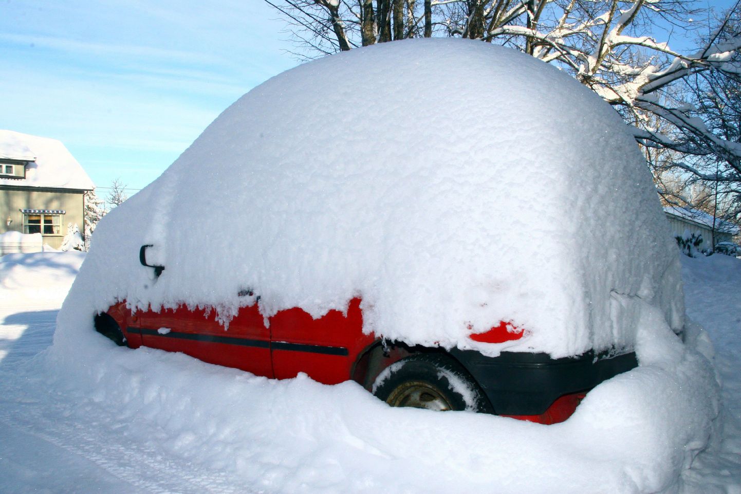 Oslos pildistatud lumehang varjab punast Ford Fiestat.
