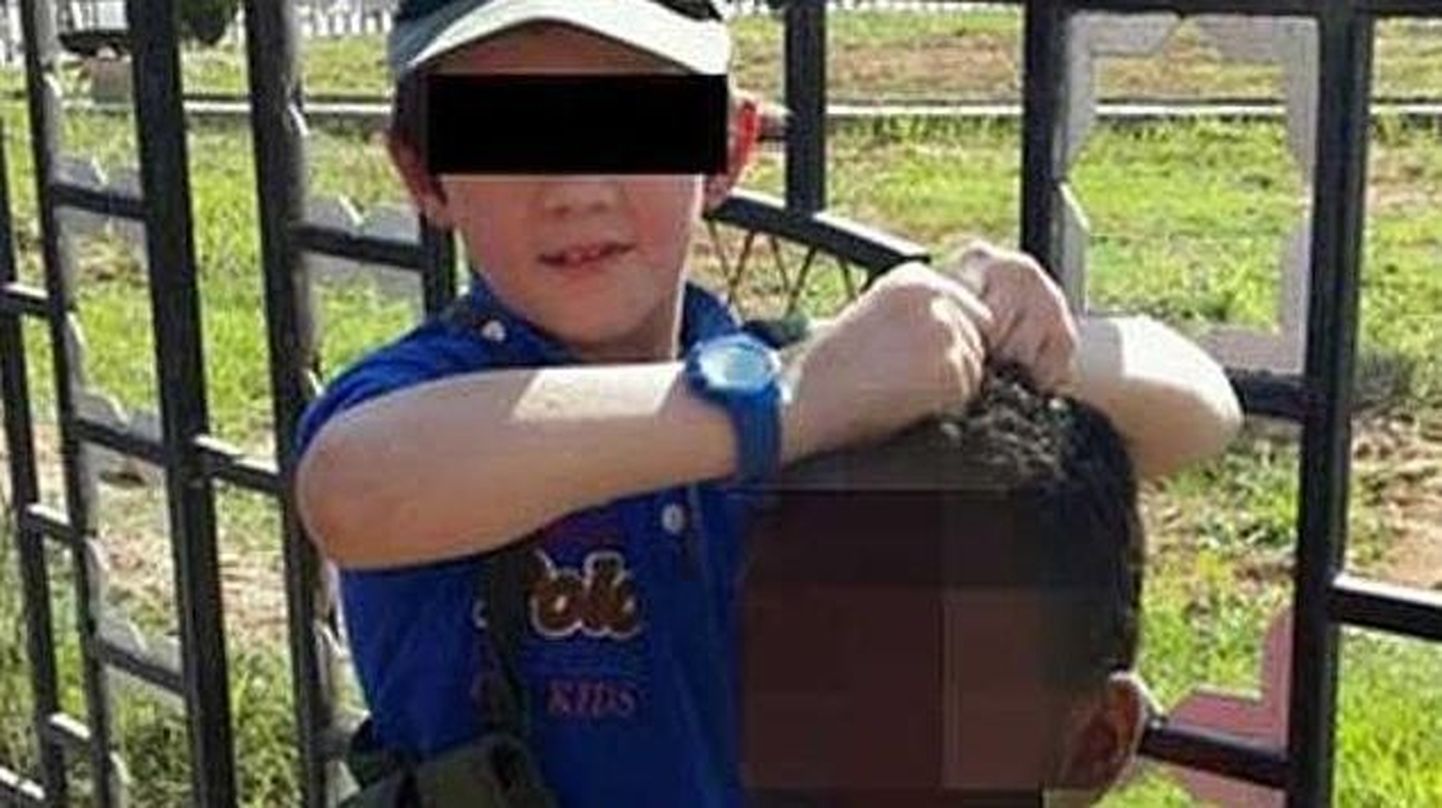 Austraalia päritolu džihadisti poeg poseerimas Süüria sõduri peaga
