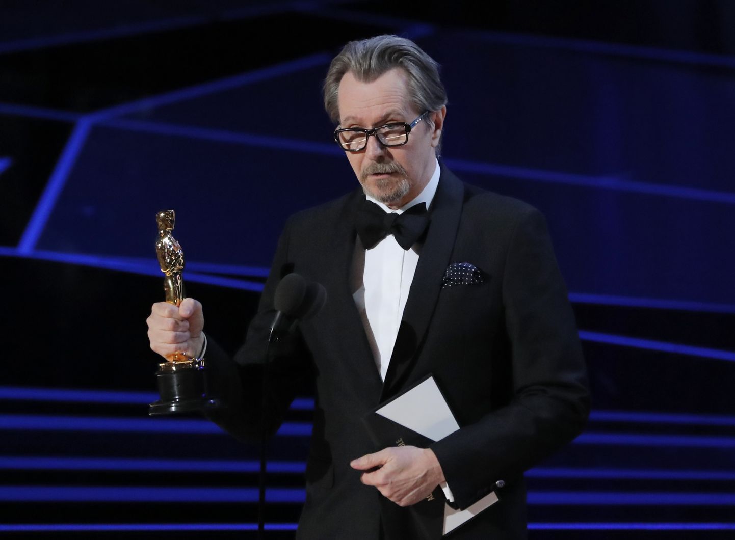 90th Academy Awards - Oscars Show - Hollywood, California, U.S., 04/03/2018 - Gary Oldman accepts the Oscar for Best Actor for "Darkest Hour." REUTERS/Lucas Jackson