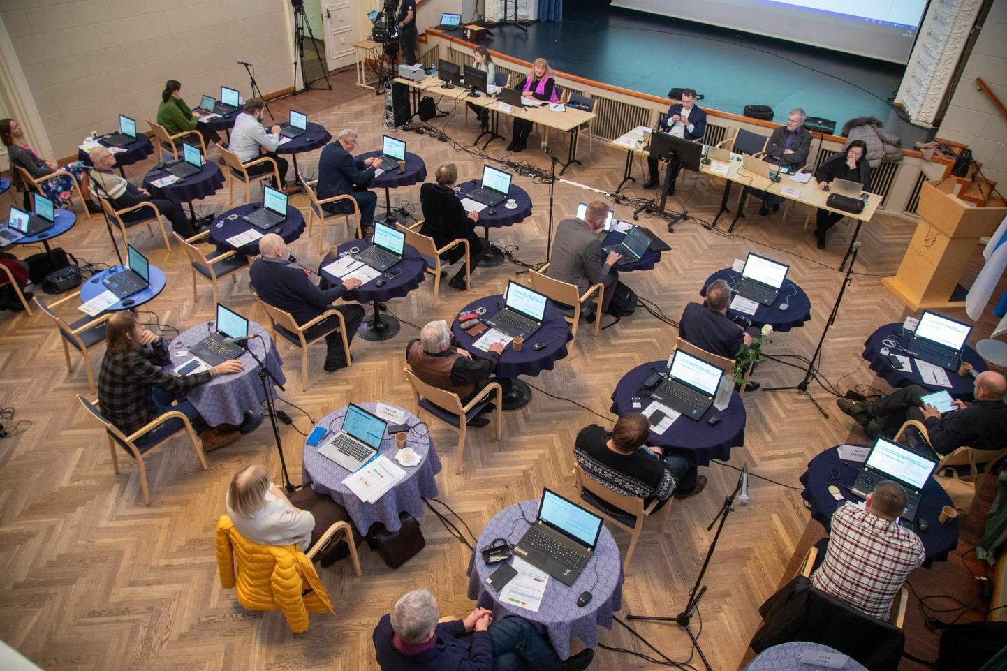 Viljandi linnavolikogu saadikurühmade esimehed kiidavad Johan-Kristjan Konovalovi kandidatuuri heaks või jäävad ettevaatlikult optimistlikule seisukohale. Pildil on volikogu jaanuarikuine istung.