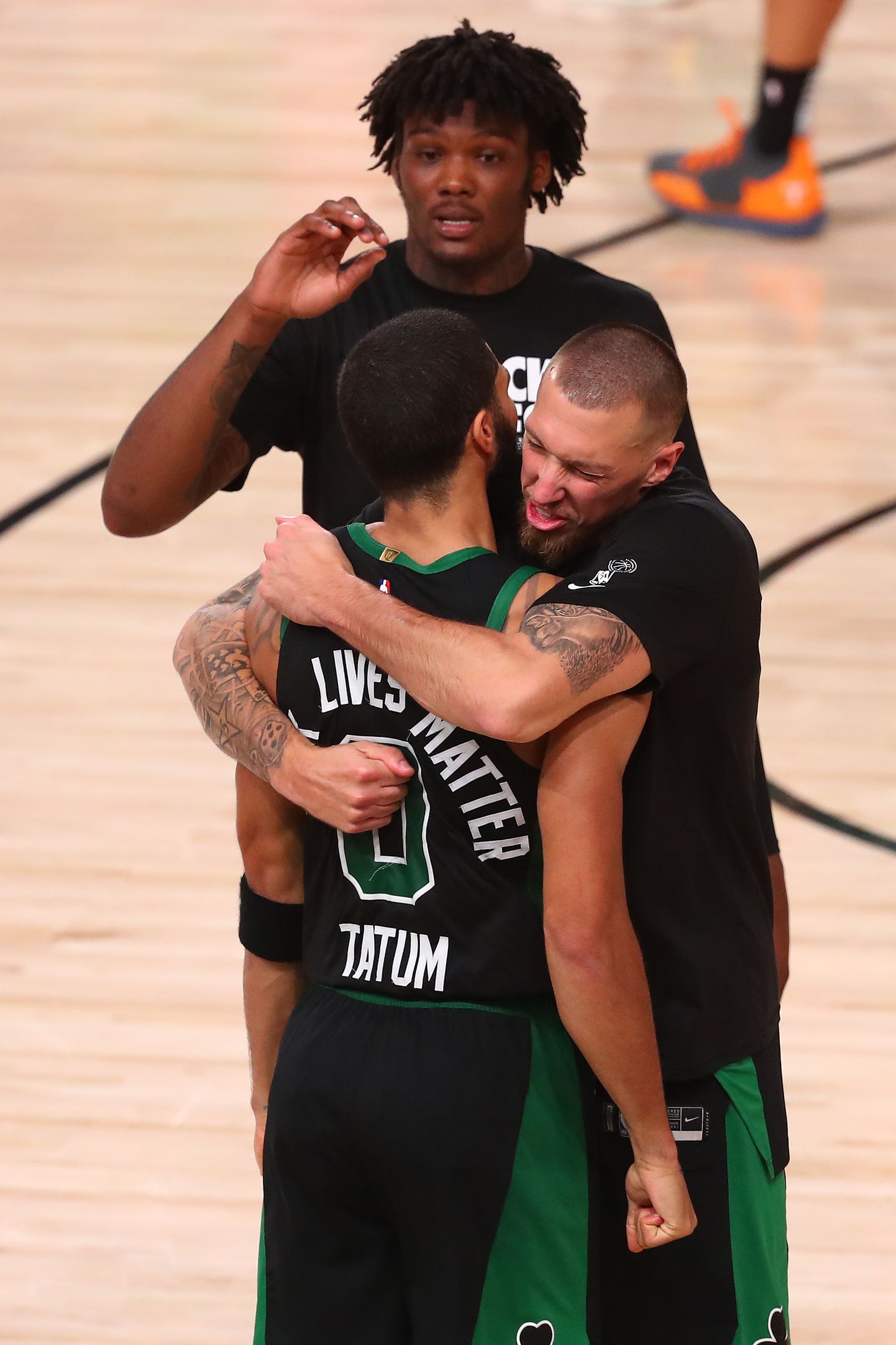 Bostonas "Celtics" basketbolisti priecājas par uzvaru.