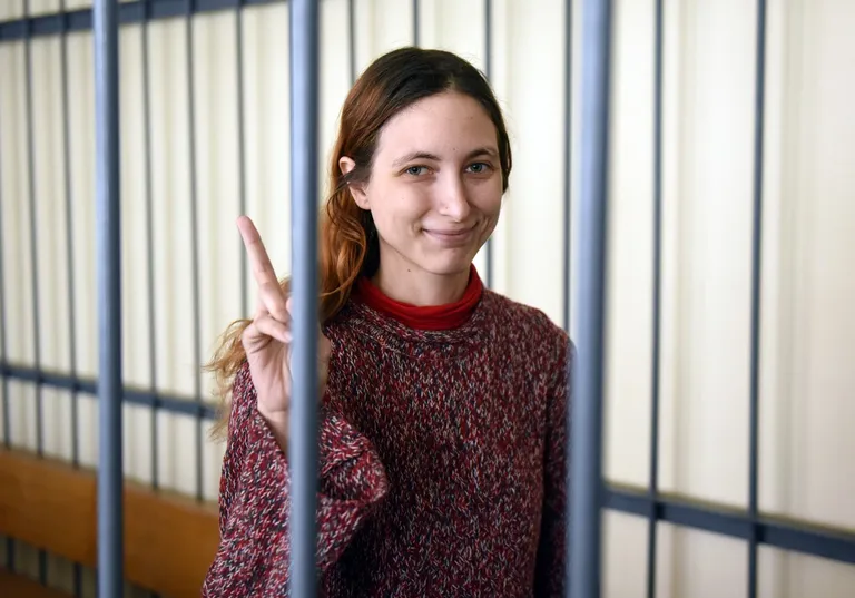 Саша Скочиленко – художница и музыкант. В 2015 году она написала «Книгу о депрессии», где в формате комикса показала, откуда берется эта болезнь и как она лечится. Рисовала Саша и пацифистские открытки, и антивоенные стикеры: «Не унывай, мы еще поживем в мирное время!» и «Человеческая жизнь не имеет цены». Художница подтвердила суду, что заменила стикеры в магазине, но не считает
информацию на них «заведомо ложной».