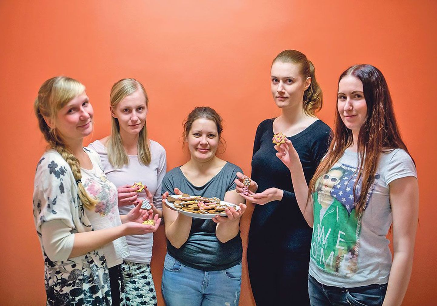 Студентки Таллиннского университета оценивают праздничные пипаркооки.