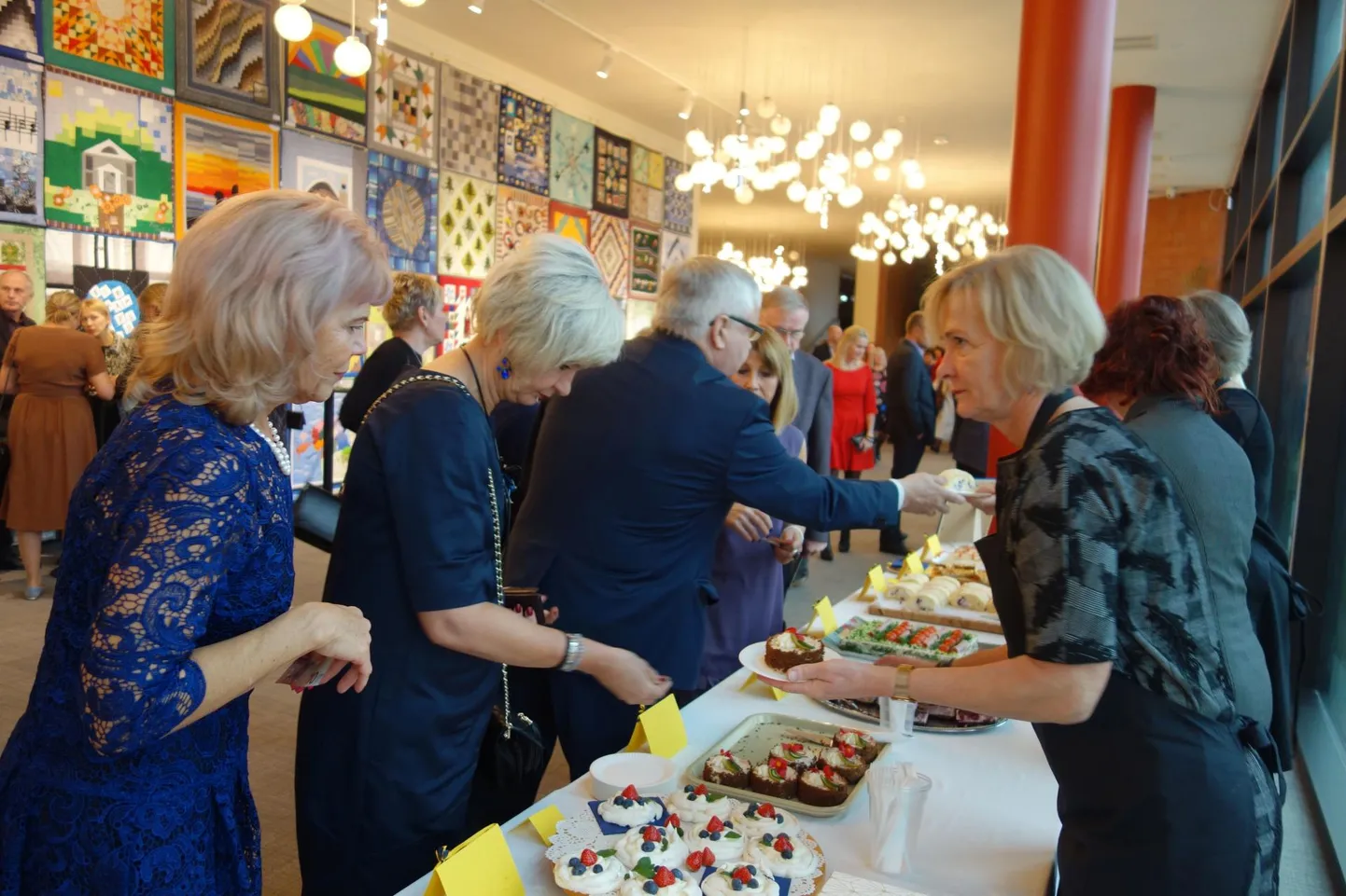 LC Ellips kogus Ugala teatris küpsetisi müües raha Perekodu Mäeperele ning diabeedihaigele poisile, et tema koerast saaks õpetatud hüpokoer.