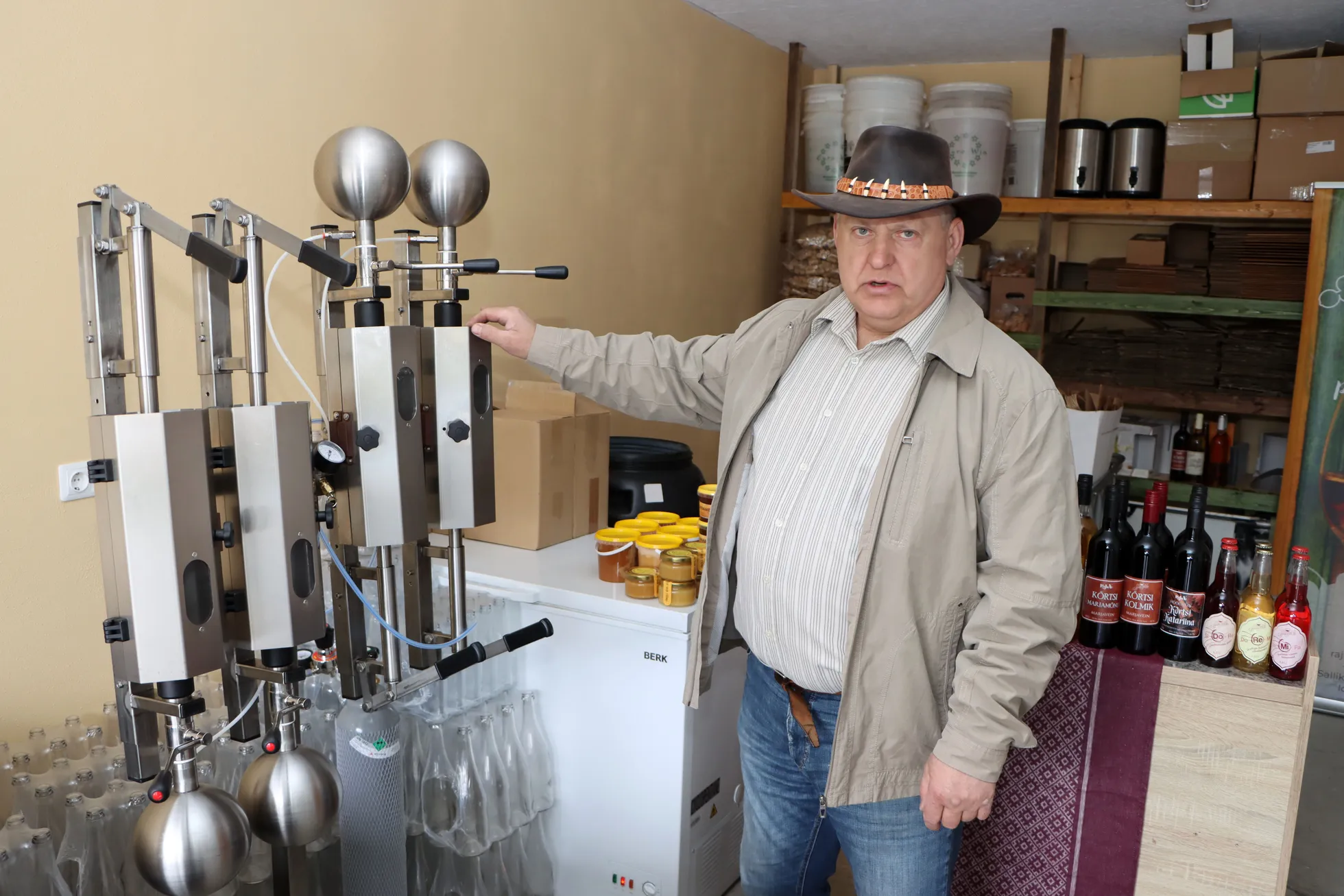 С помощью этого устройства Маргусу Раясу удается производить пару сотен бутылок игристого вина в день.