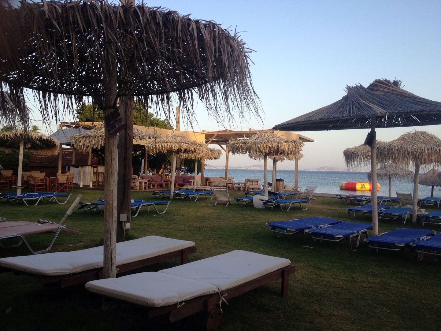 Солнце светит, но курортные зоны Греции в этом году пустуют.