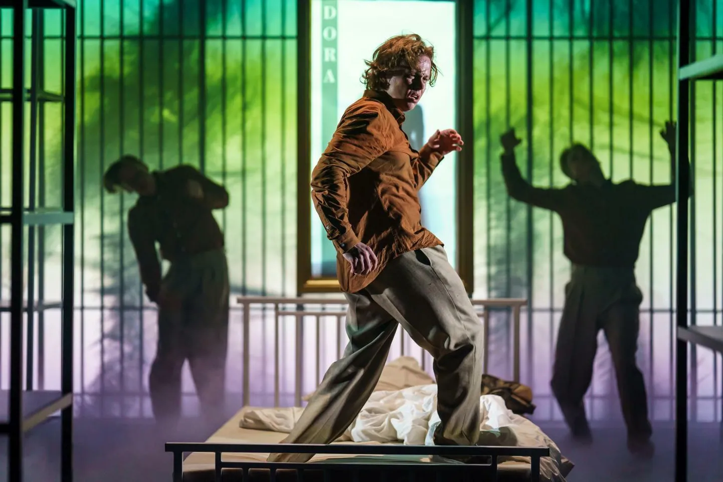 Gregor Samsal (Märten Matsu) on üks suur küsimus: miks te minuga niiviisi teete?