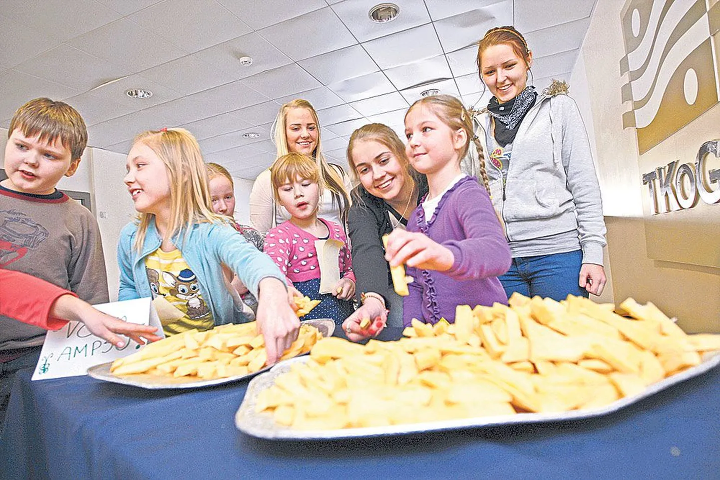 Ürituse «Juurikas on bravuurikas» eestvedajad Diana-Lisanne Käpp (taga, heleda peaga) ja Liina Kokk (mustas) pakuvad terve nädal koolikaaslastele tervislikke suupisteid.