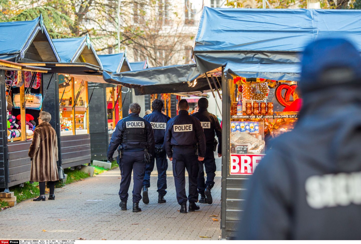Lyon / France / November 26, 2015. The Christmas Market in Lyon in 2015 has opened place carnot under high protection with police men and military from the operation sentinel/KONRADK_121620/Credit:KONRAD K./SIPA/1511261227