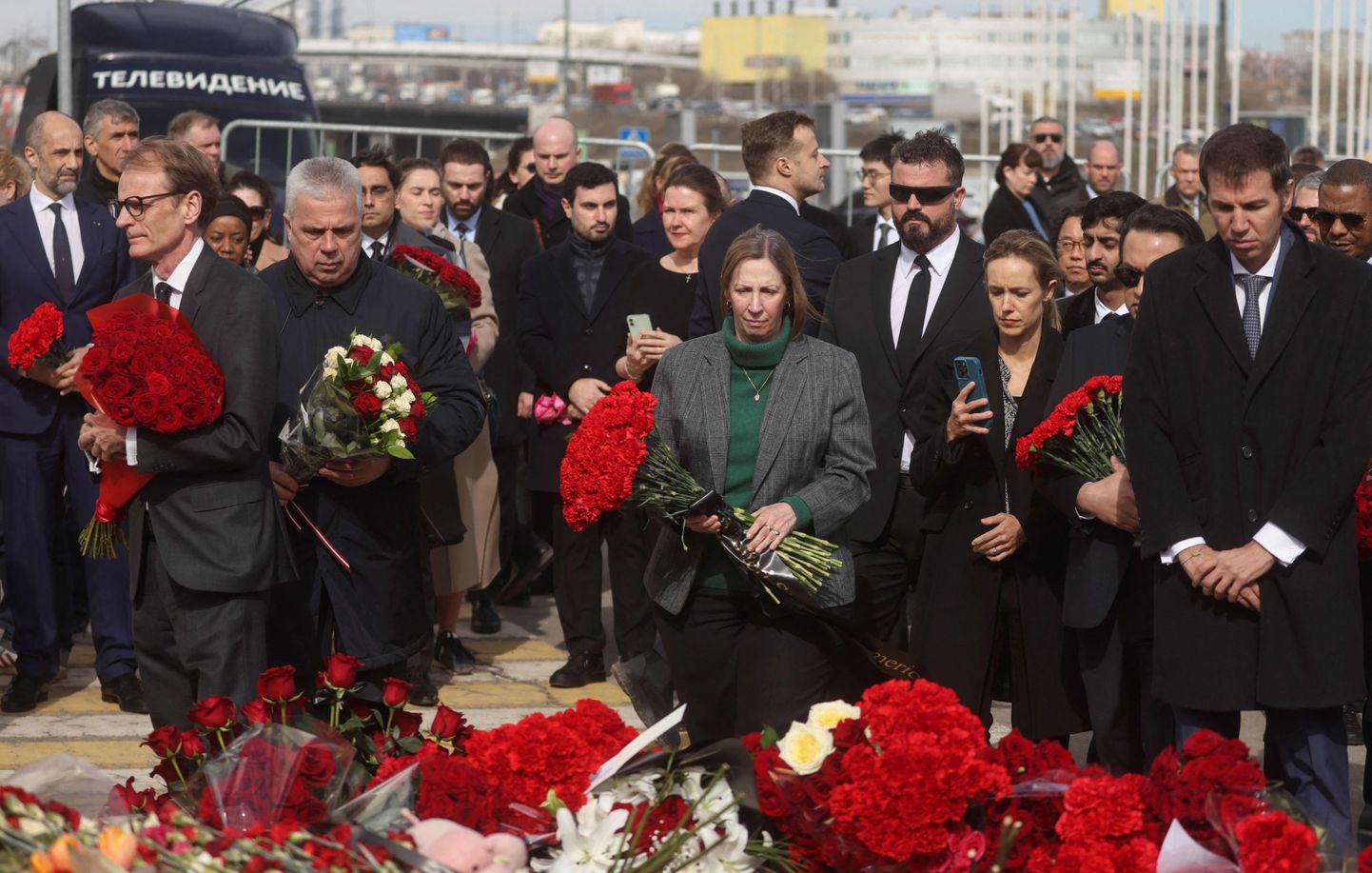 Посол США в России Линн Трейси и другие дипломаты на церемонии памяти жертв теракта в «Крокус Сити Холле».