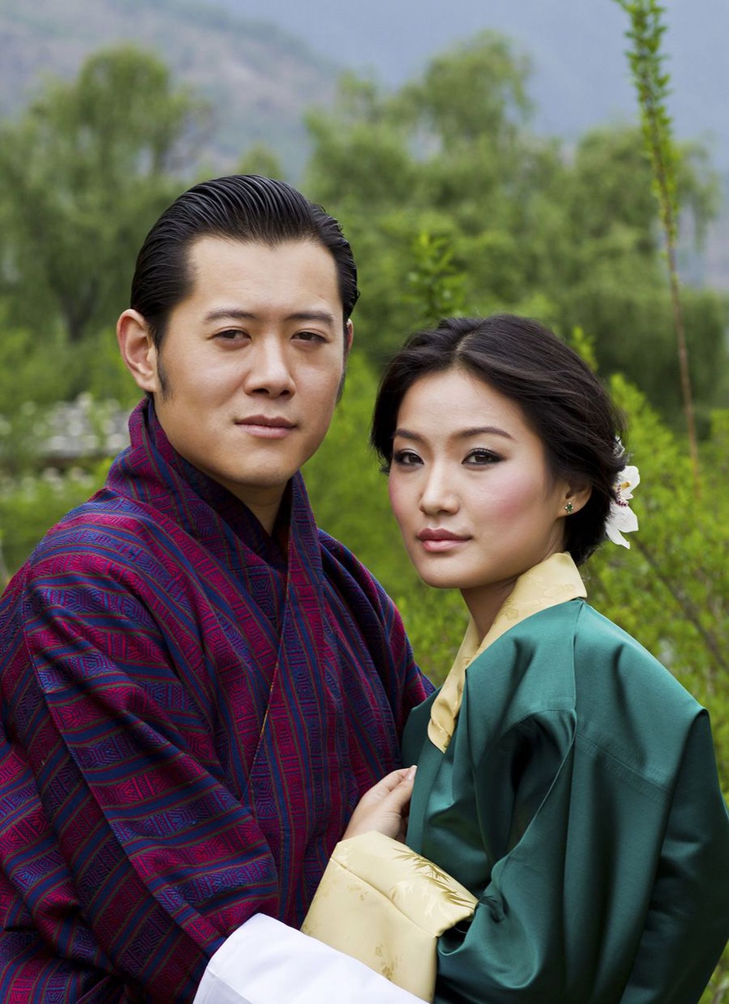 Bhutani kuningas Jigme Khesar Namgyel Wangchuck oma väljavalitu Jetsun Pemaga mais pärast kihluse väljakuulutamist.