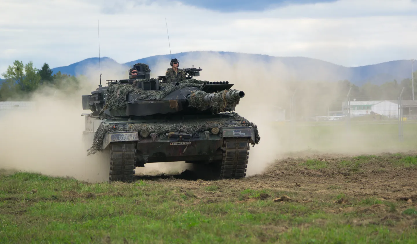"Leopard 2" tanks.