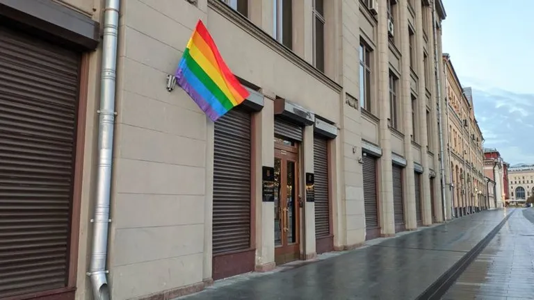 Флаг на здании администрации президента.