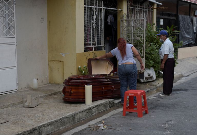 Naine vaatamas Ecuadoris Guayaquilis kirstu, milles on ta ema, kes suri viirushaiguse Covid-19 tagajärjel
