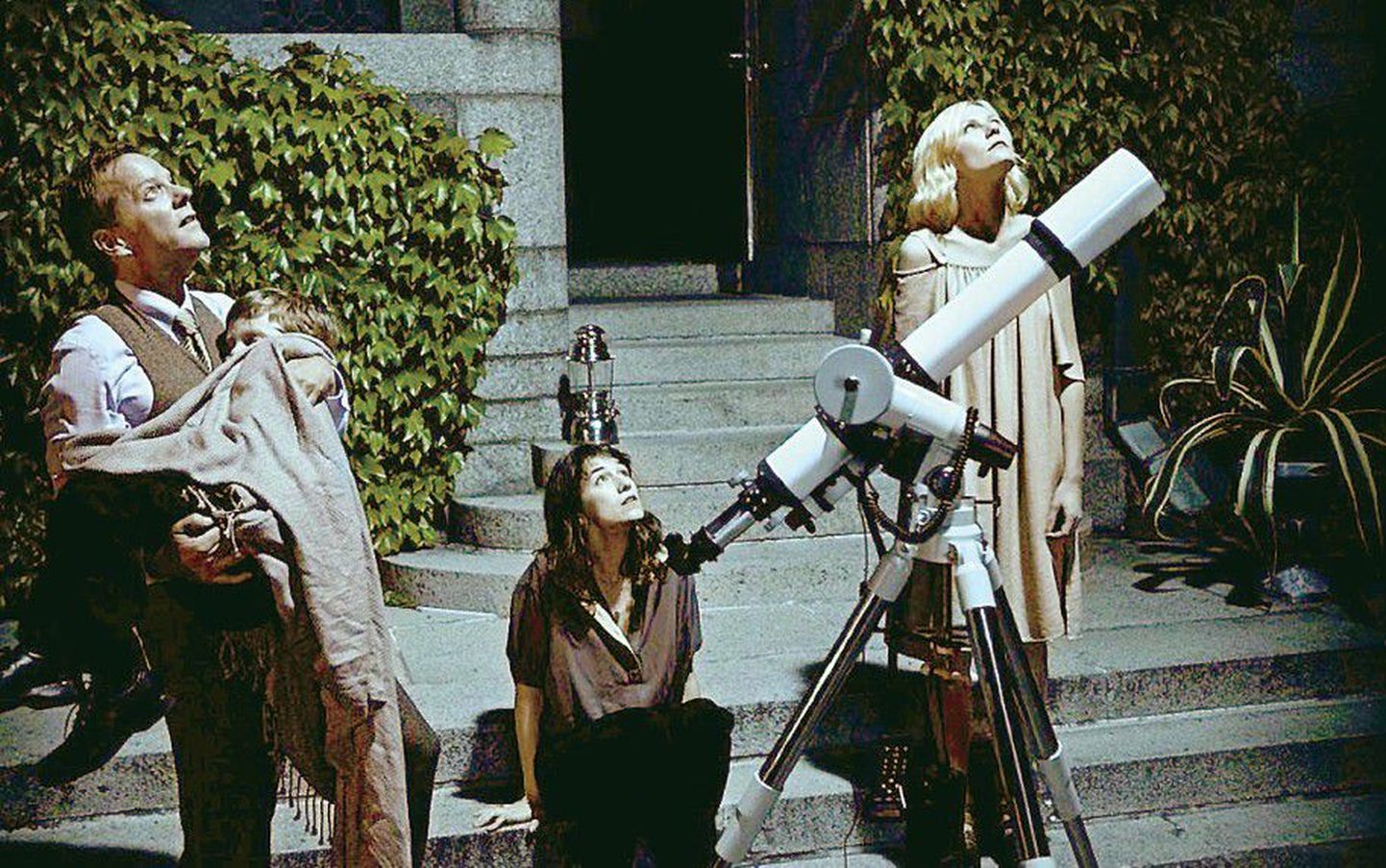 Джон (Кифер Сазерленд), Лео (Камерон Спарр), Клэр (Шарлотта Генсбур) и Джастин (Кирстен Данст) у телескопа в ожидании гибели человечества.