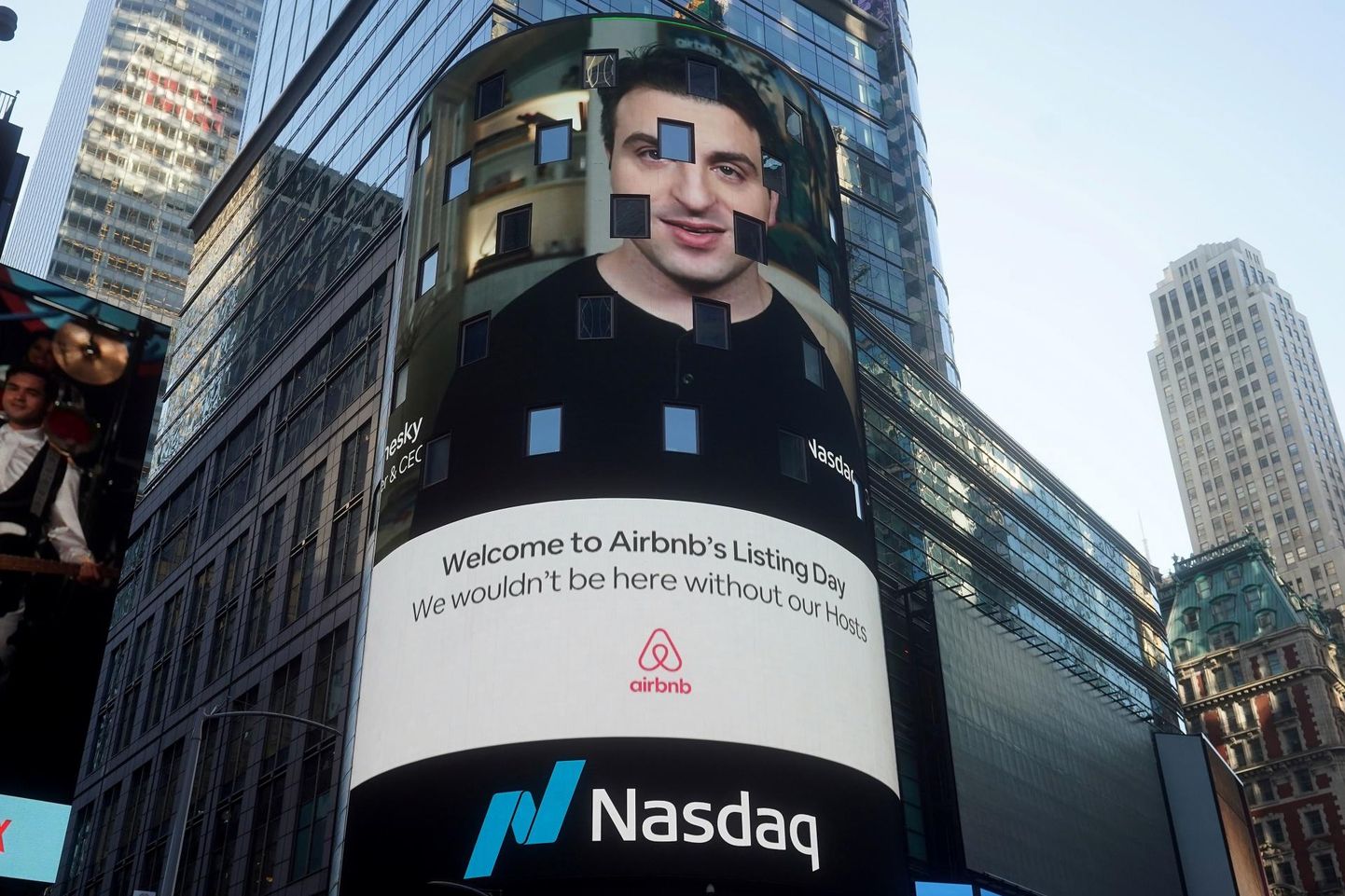 Ekraan Airbnb tegevjuhi Brian Chesky kujutisega ettevõtte aktsia esimesel kauplemispäeval Nasdaqi peakorteri seinal. 