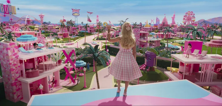 Барби (Марго Робби) в Барбиленде - розовой утопии, которая в итоге оказывается не такой уж идеальной