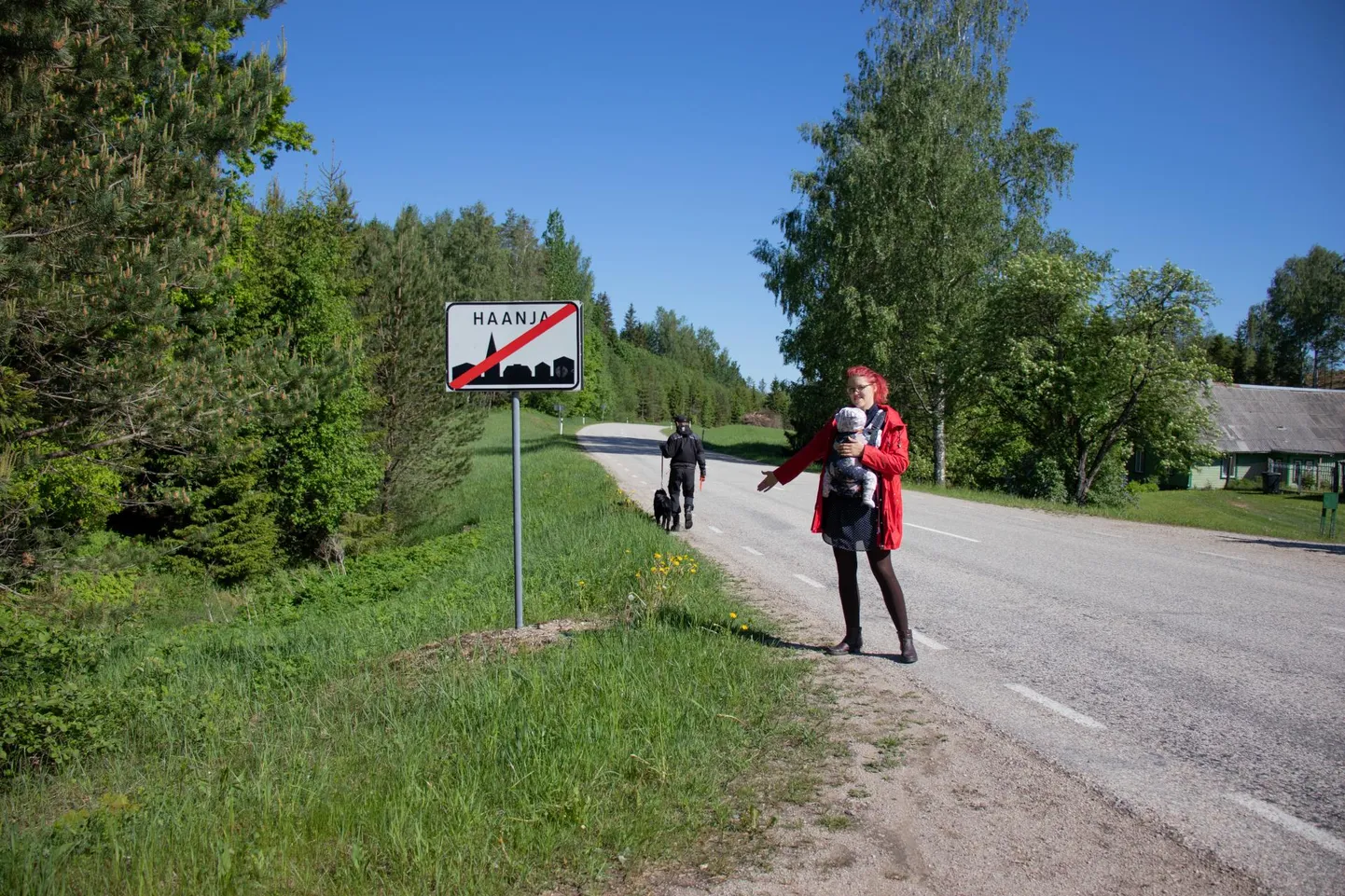 Üks petitsiooni autoritest Einike Mölder osutamas kohale, kus tulevikus võiks kulgeda Haanja-Võru kergliiklustee. FOTO: Madis Perli