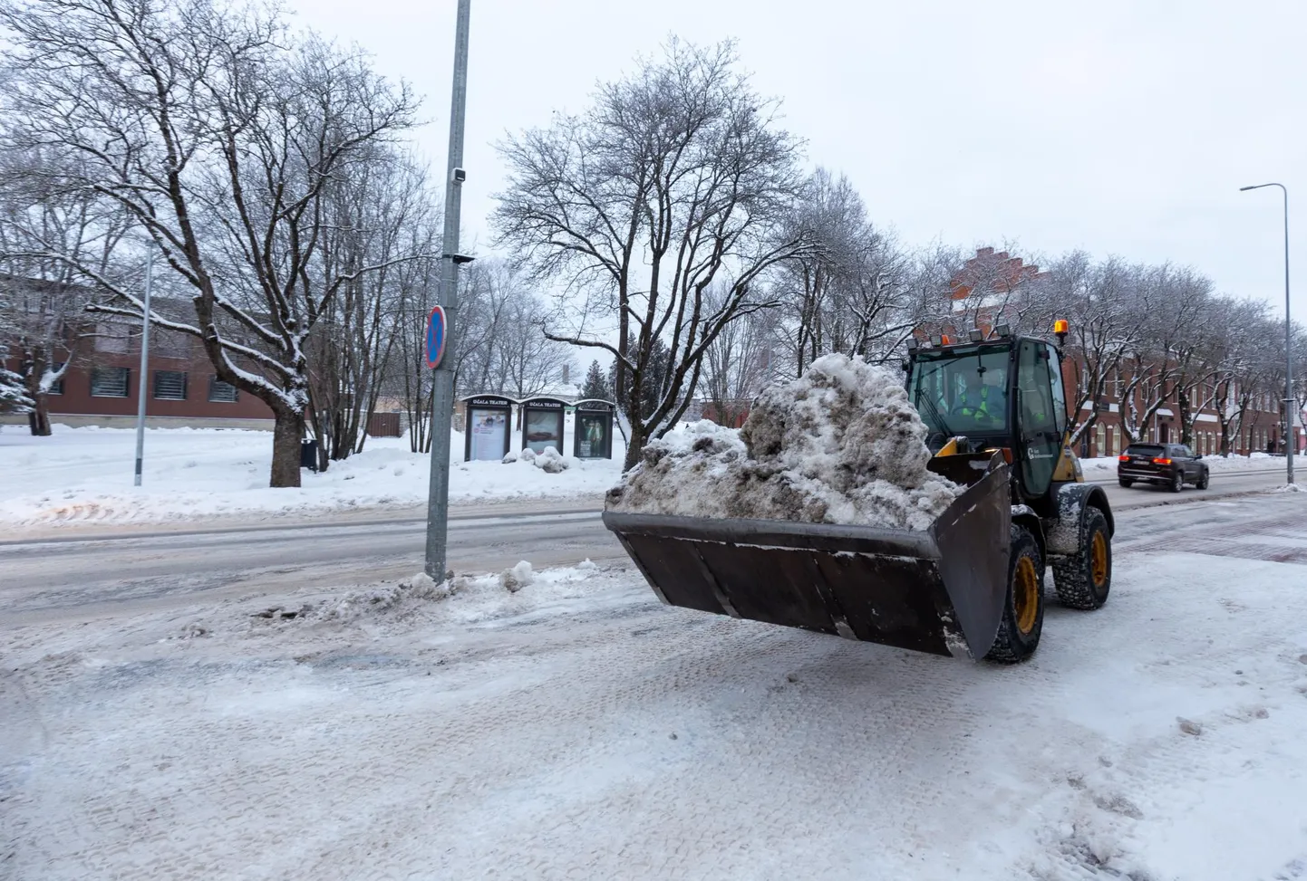 Aktsiaselts Eesti Keskkonnateenused on sel talvel Viljandi tänavatelt minema vedanud juba umbes 300 kalluritäit lund.