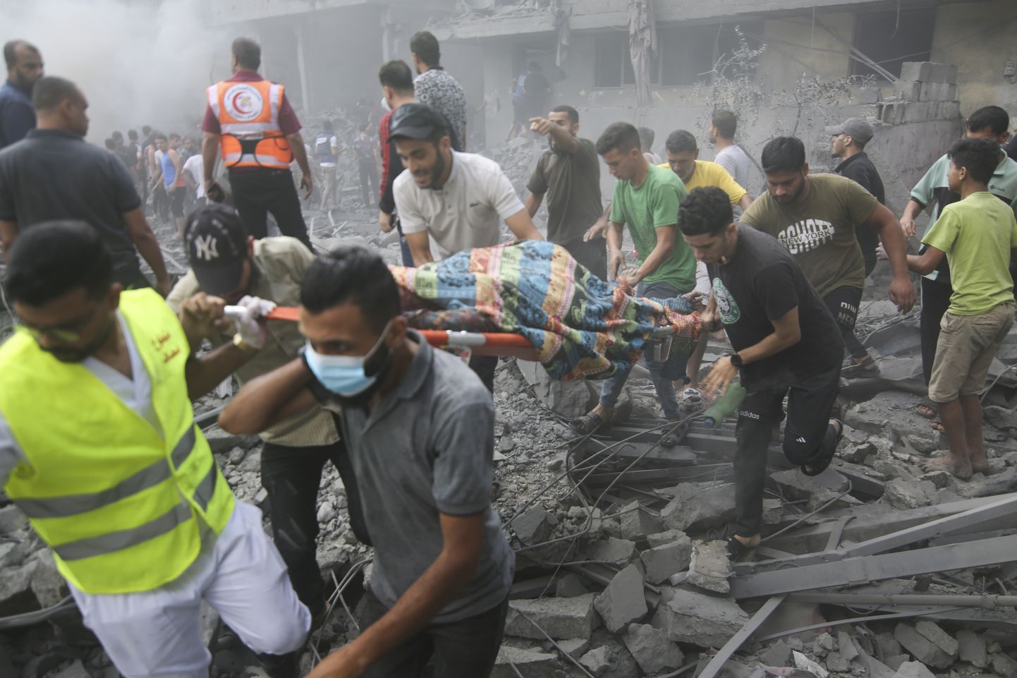 Palestinians evacuate wounded after an Israeli airstrike in Rafah refugee camp, southern Gaza Strip, Thursday, Oct. 12, 2023. (AP Photo/Hatem Ali)  DV145