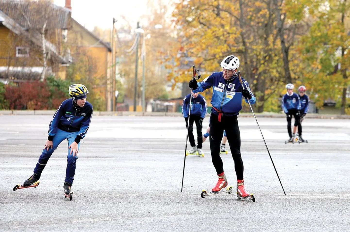 Peeter Kümmeli (pildil esiplaanil) trenn ei olnud lihtne. Mitu korda tuli suusaklubi lastel harjutust uuesti teha, et esisuusataja sooritusega rahule jääks.