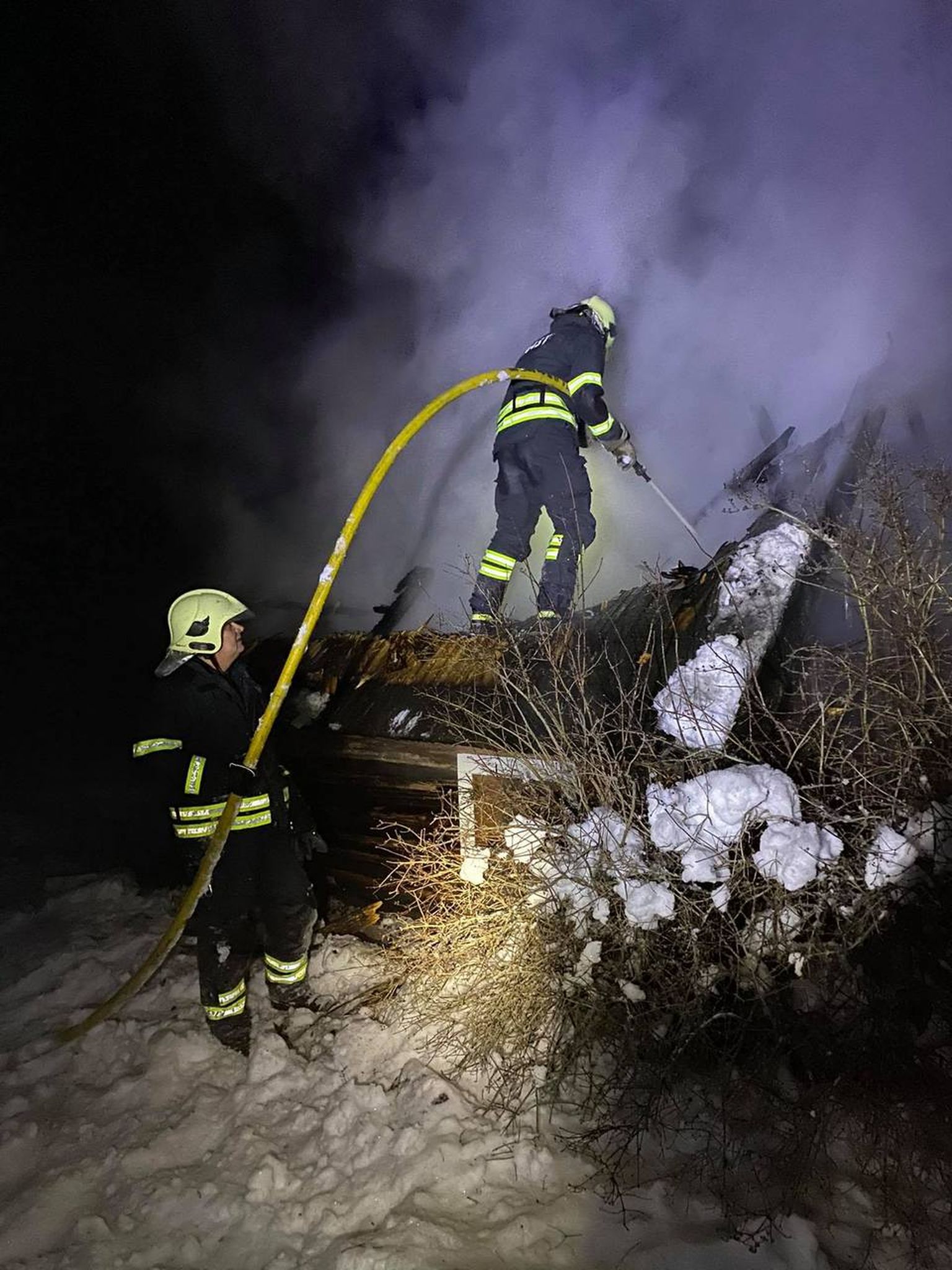 Võru vallas Halla külas põles lausleegis saun. Päästjate saabudes oli katus sisse kukkunud.