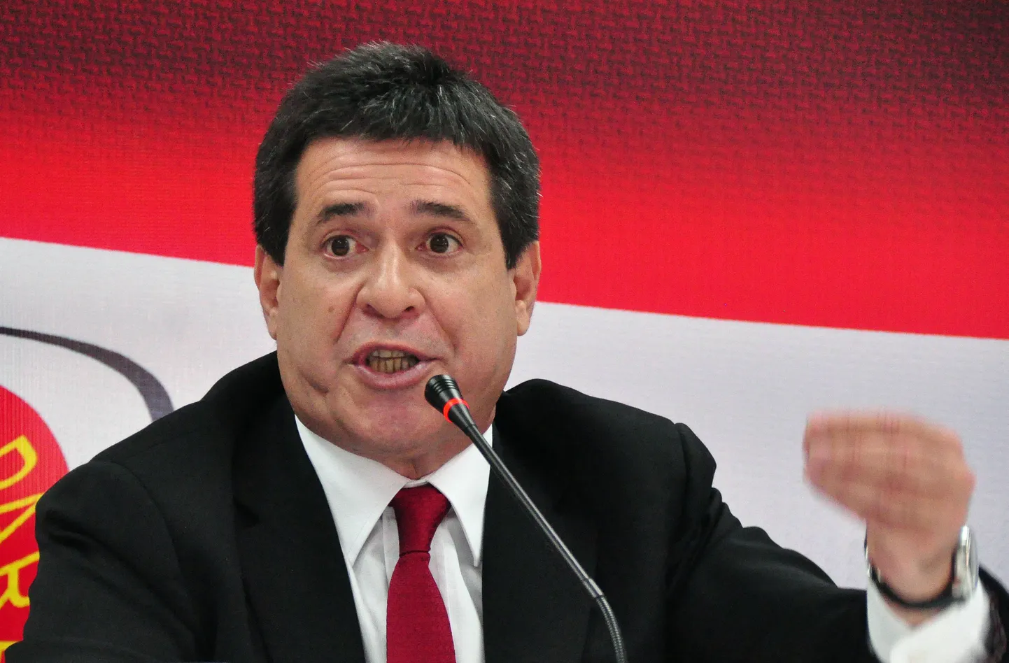 Paraguay värske president Horacio Cortes üleeilsel pressikonverentsil.