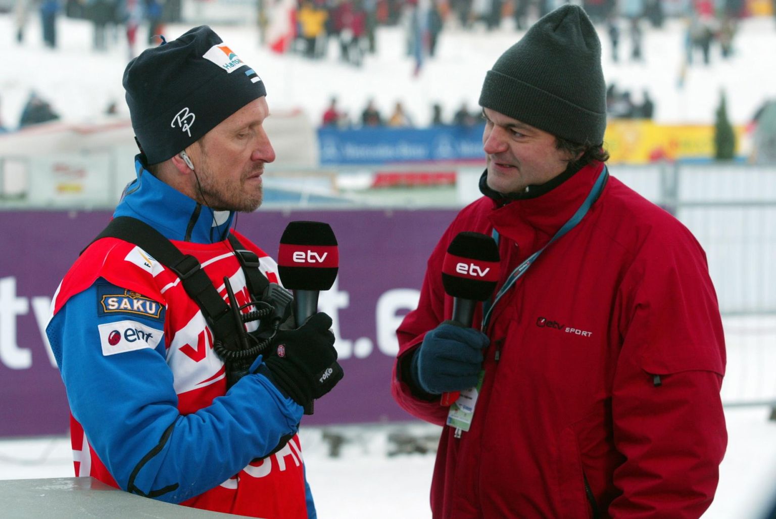 Tollal ERRi heaks töötanud Marko Kaljuveer (paremal) usutlemas 2006. aasta Otepää MK-etapil Tehvandi staadionil pärast meeste 15 km klassikasõitu Eesti suusakoondise peatreenerit Mati Alaveri.