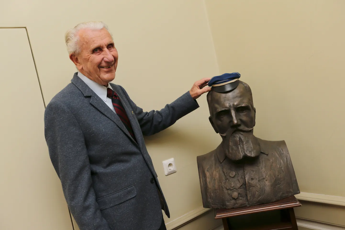 Ettevõtja ja metseen Karl Treffner (88) vaatas Treffneri gümnaasiumi direktori kabinetis naerdes oma sugulase Hugo Treffneri büsti, mille pealage ehtima pandud kooli mütsi proovis ta hetk hiljem ka endale pähe.