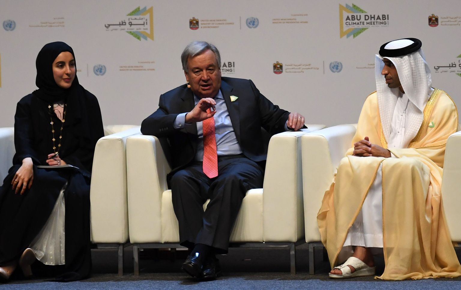 ÜRO peasekretär António Guterres (keskel) pühapäeval Abu Dhabis kliimakohtumisel.
